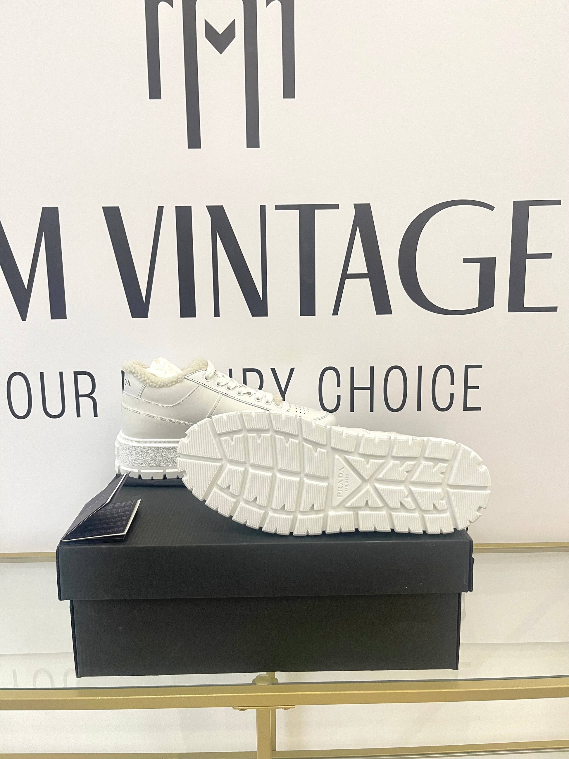 Sneakers donna con shearling Prada