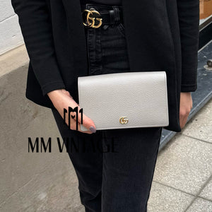 Pochette GG Marmont con catena Gucci
