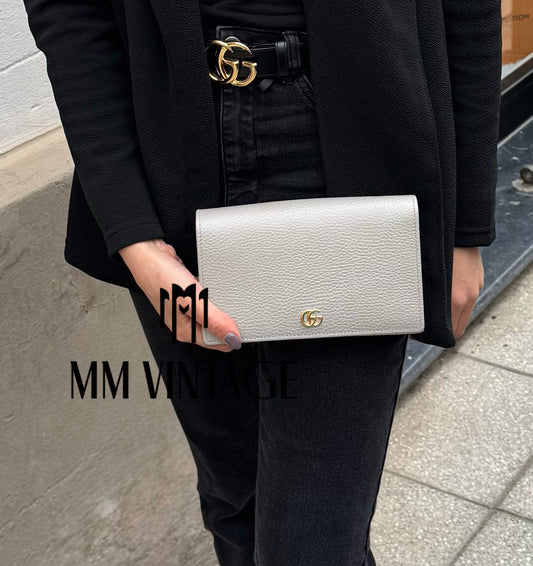 Pochette GG Marmont con catena Gucci