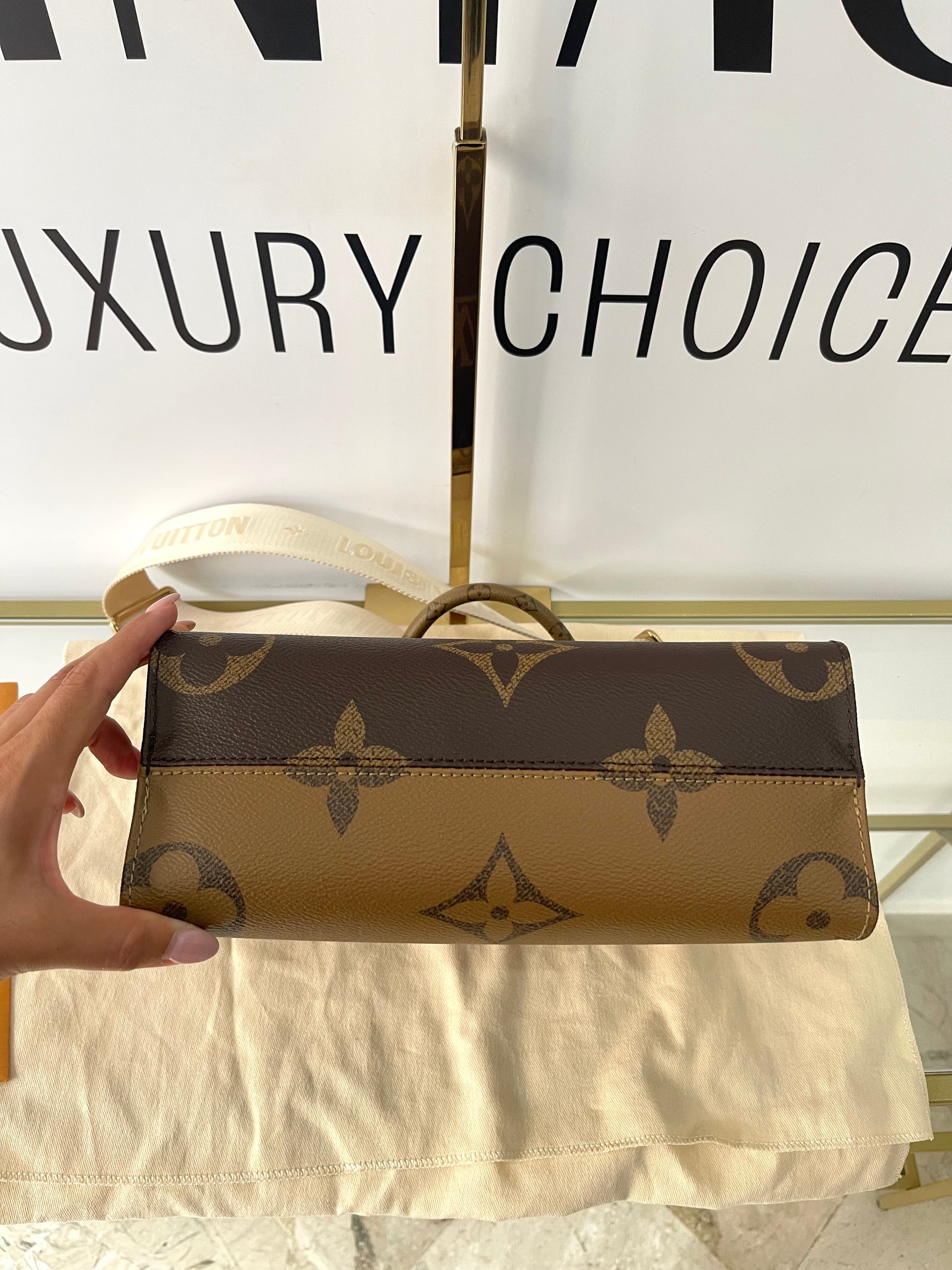 Borsa OnTheGo PM Monogram Reverse Giant Louis Vuitton