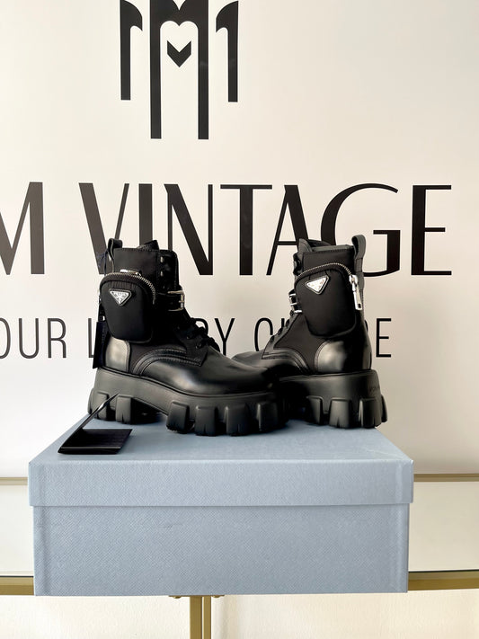 Stivaletti Monolith in pelle e Re-Nylon con pouch Prada