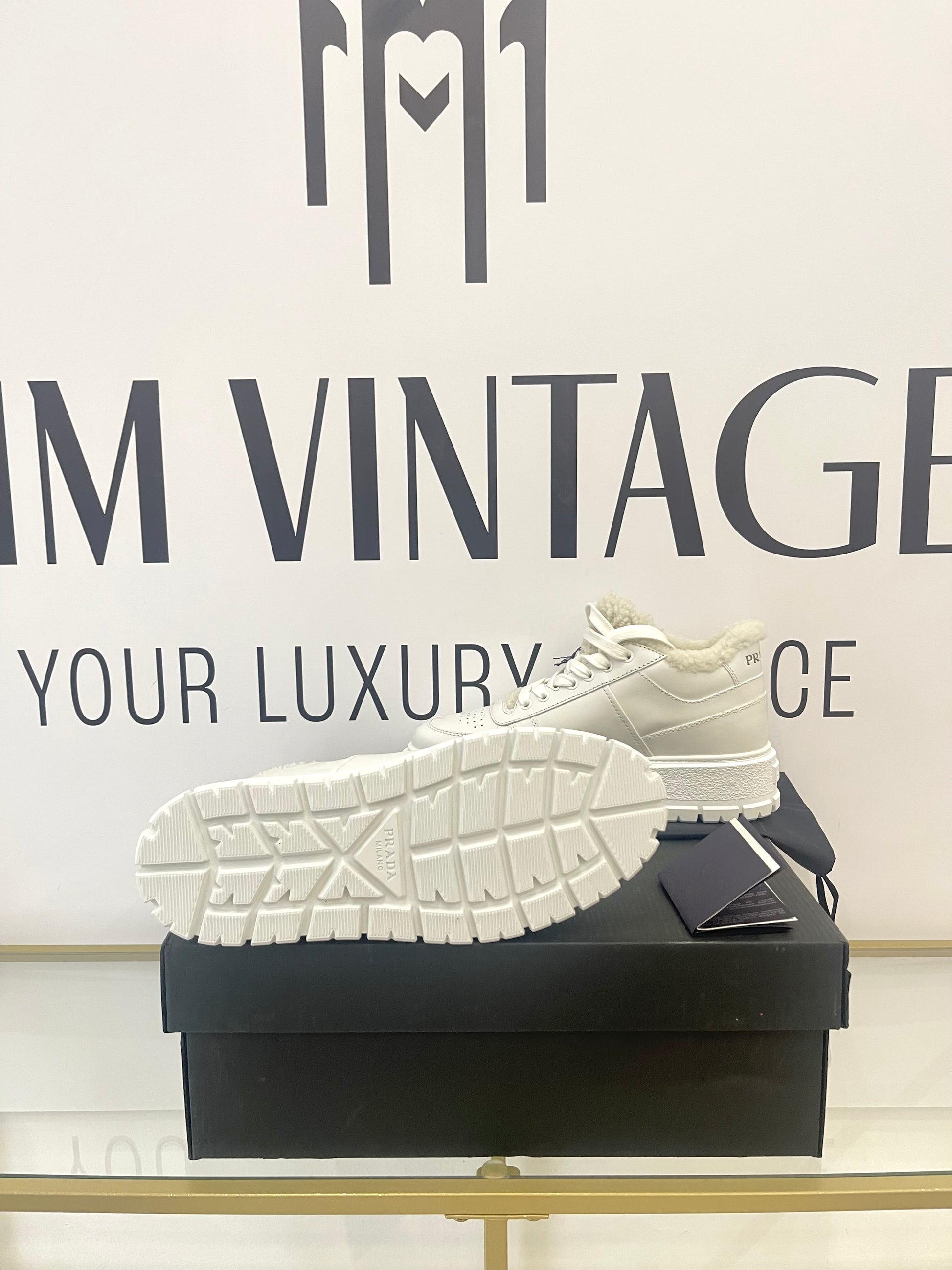 Sneakers donna con shearling Prada