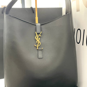 Le 5 à 7 large morbida in pelle martellata Saint Laurent