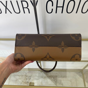 Borsa OnTheGo PM Monogram Reverse Giant Louis Vuitton
