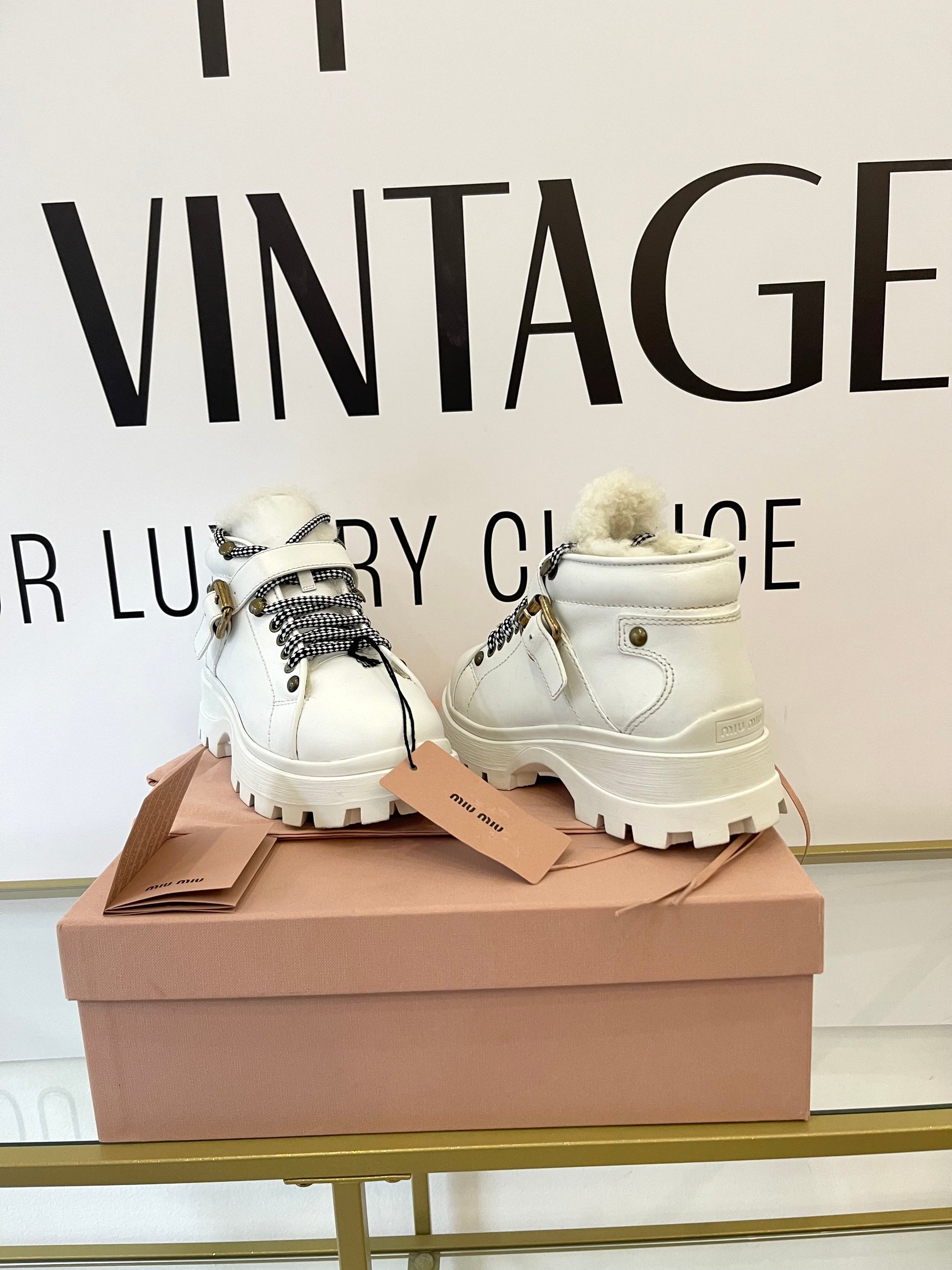 Stivaletti in pelle con shearling Miu Miu