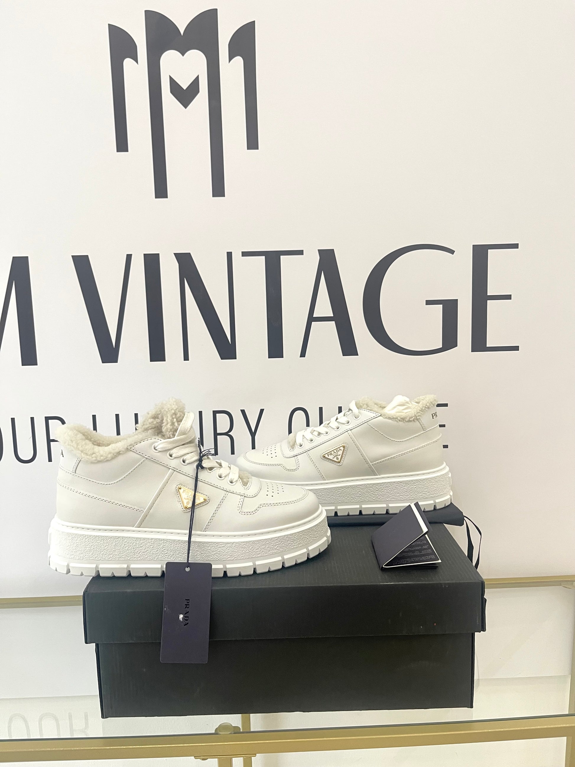 Sneakers donna con shearling Prada