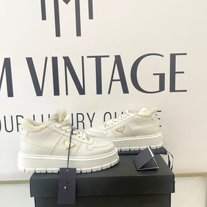 Sneakers donna con shearling Prada