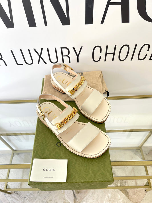 Sandali con dettaglio a catena Gucci
