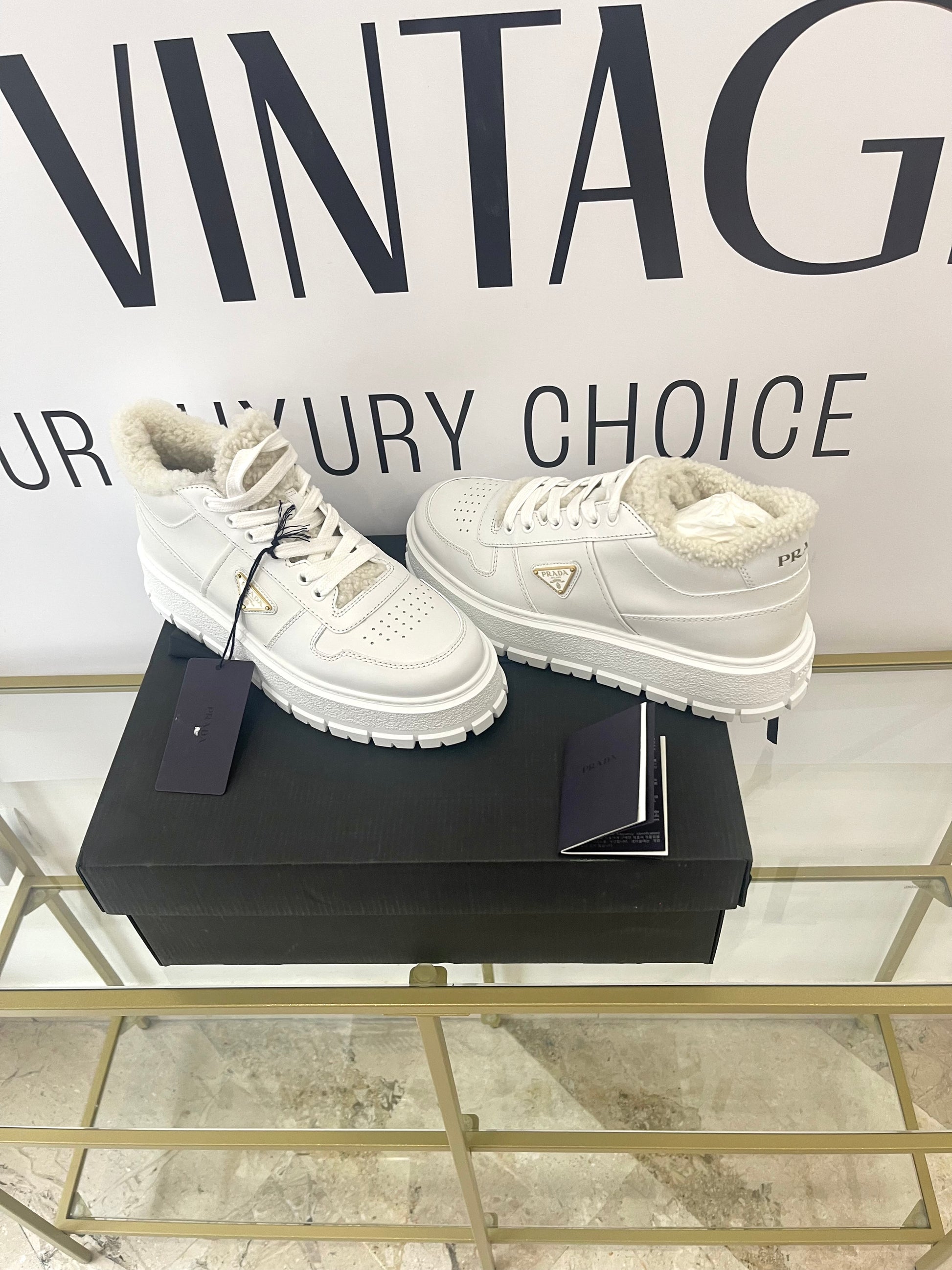 Sneakers donna con shearling Prada