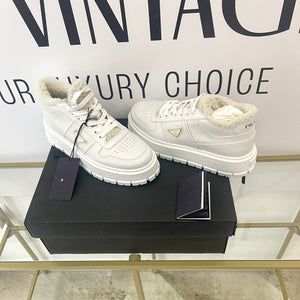 Sneakers donna con shearling Prada