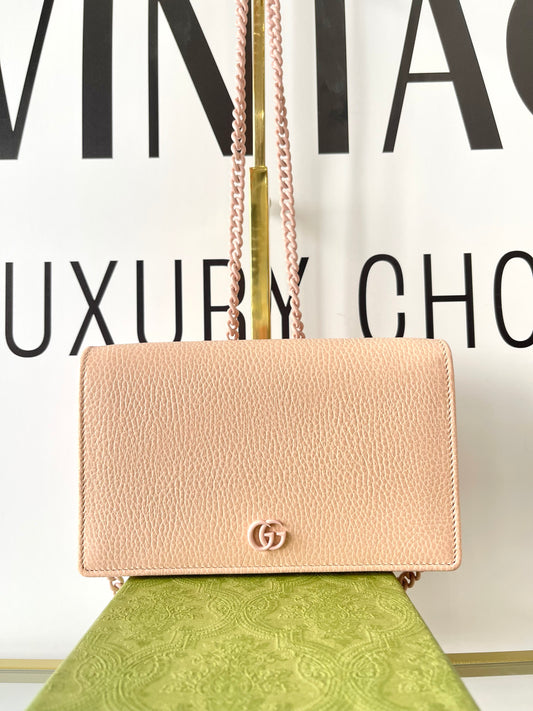 Pochette GG Marmont con catena Gucci