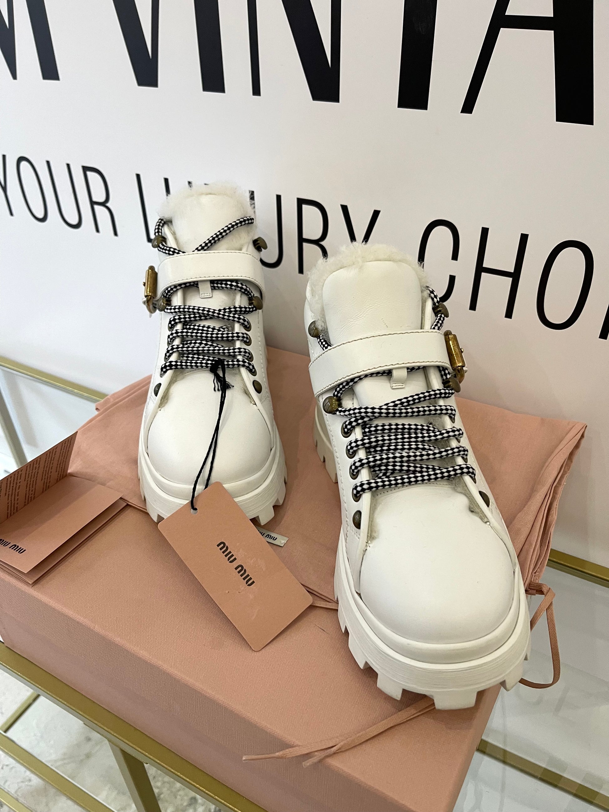 Stivaletti in pelle con shearling Miu Miu