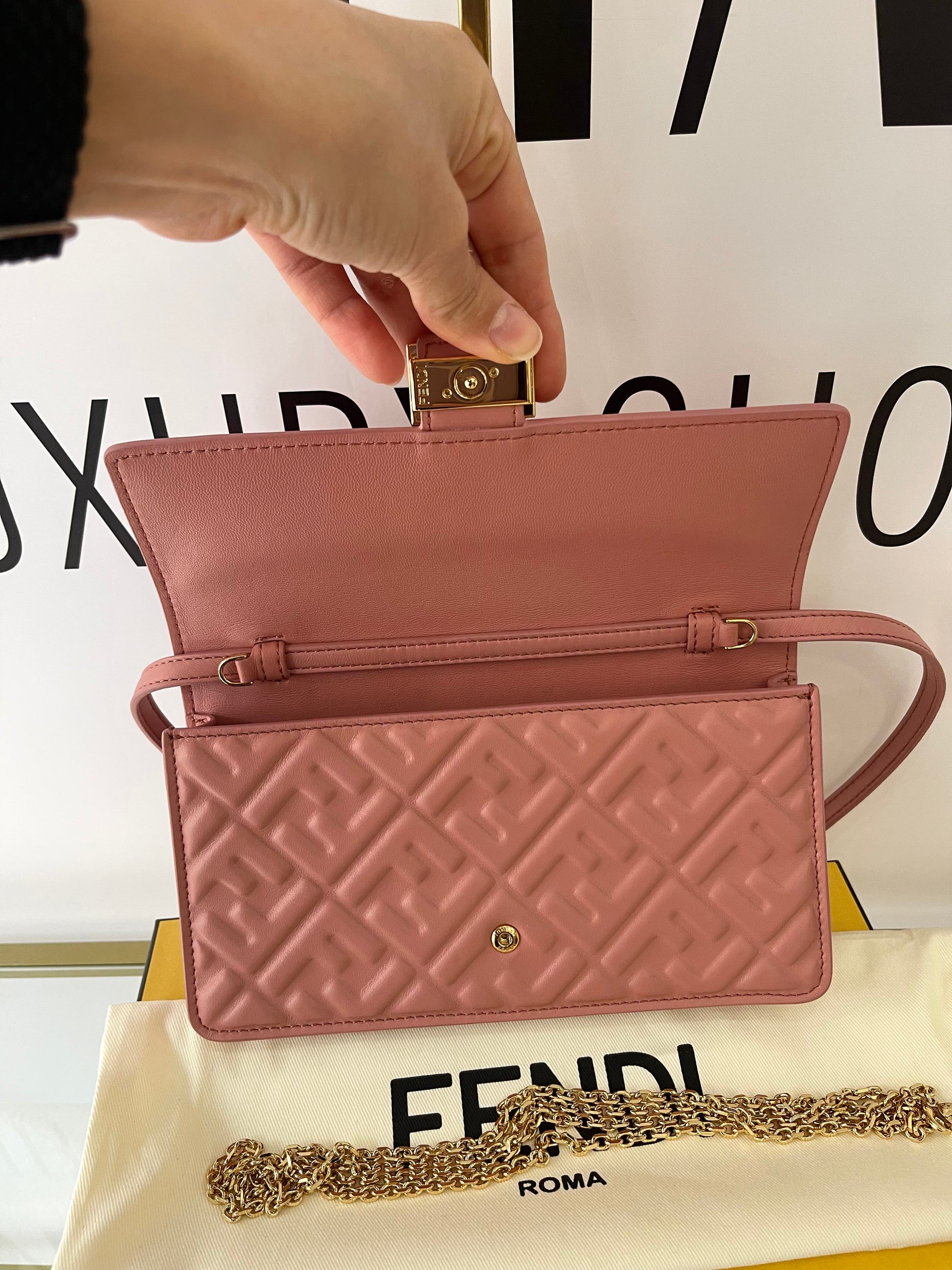 Wallet on Chain Baguette rosa Fendi
