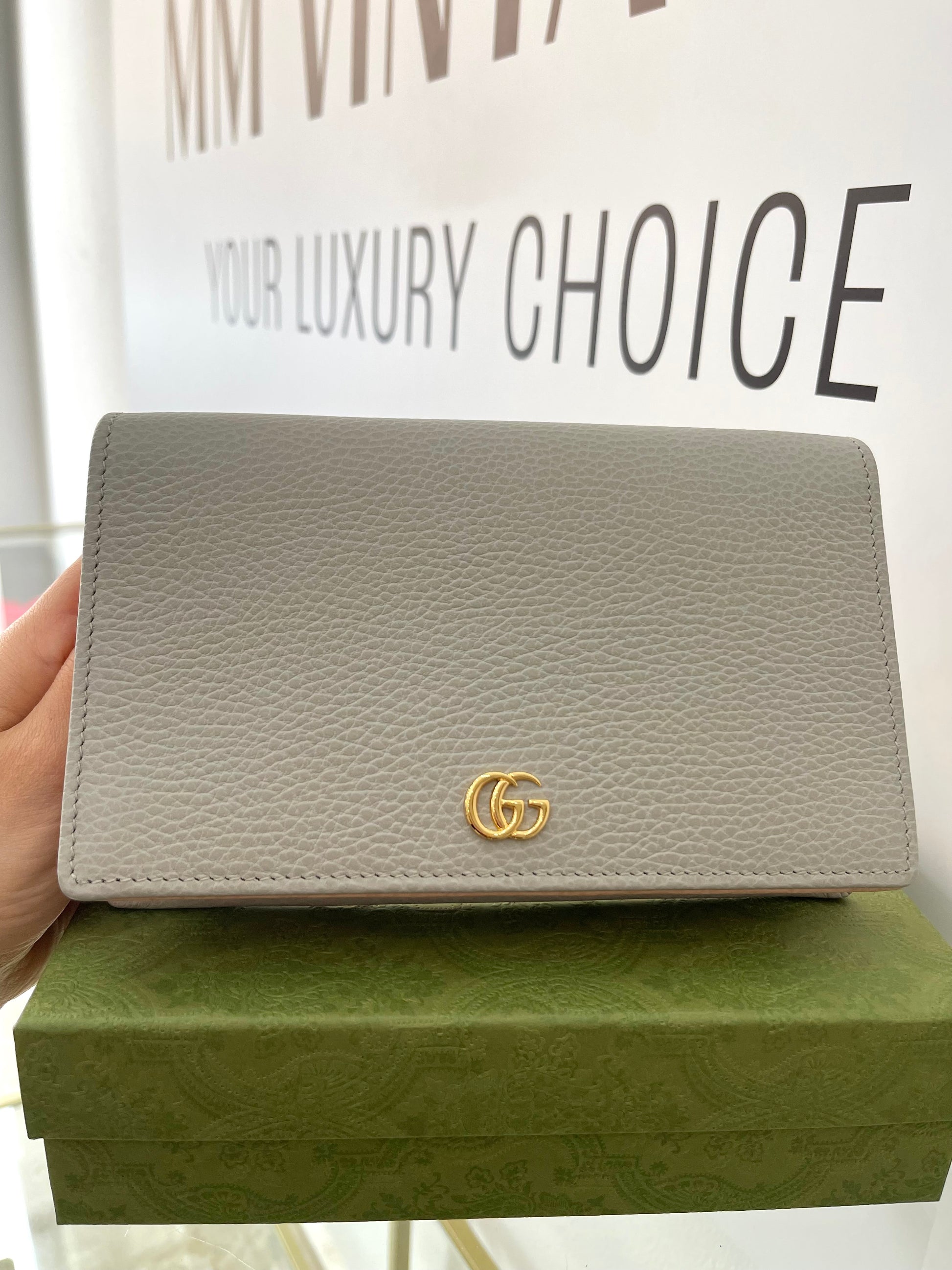 Pochette GG Marmont con catena Gucci