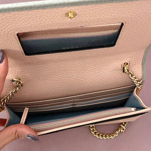 Pochette GG Marmont con catena Gucci