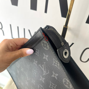 Pochette Voyage MM Monogram Eclipse Louis Vuitton