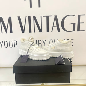 Sneakers donna con shearling Prada