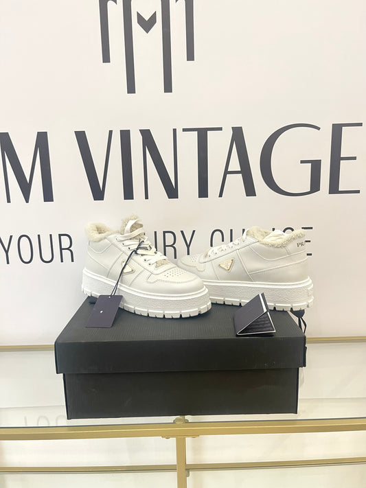 Sneakers donna con shearling Prada