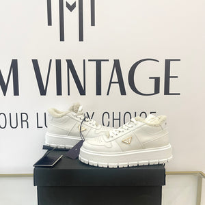 Sneakers donna con shearling Prada