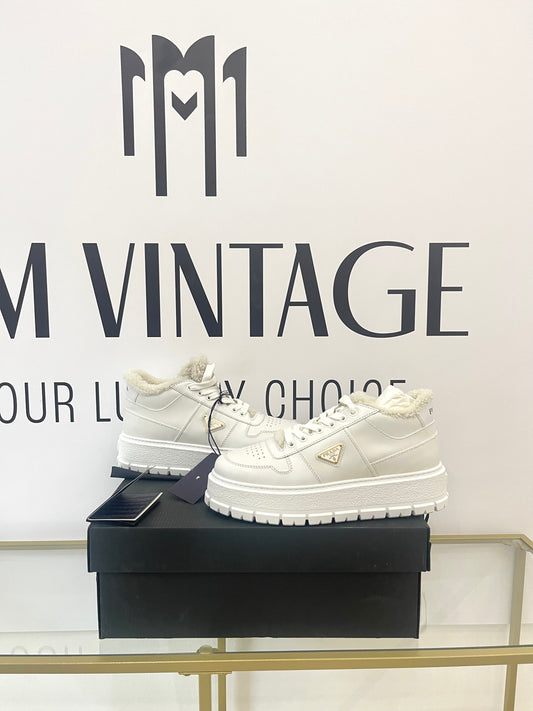 Sneakers donna con shearling Prada