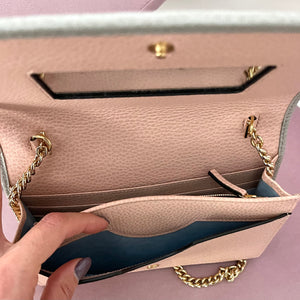 Pochette GG Marmont con catena Gucci