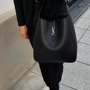 Le 5 à 7 large morbida in pelle martellata Saint Laurent