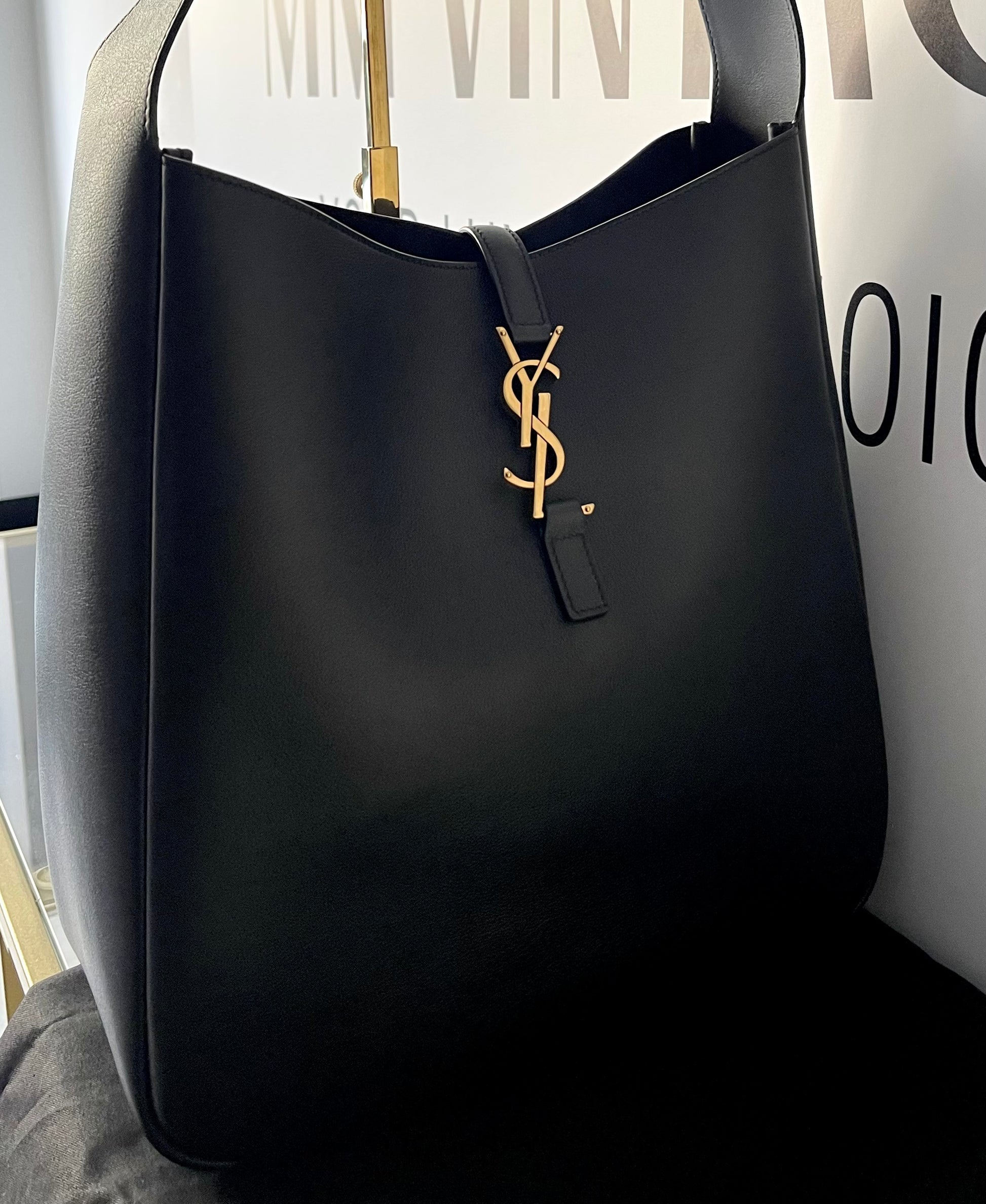 Le 5 à 7 large morbida in pelle martellata Saint Laurent