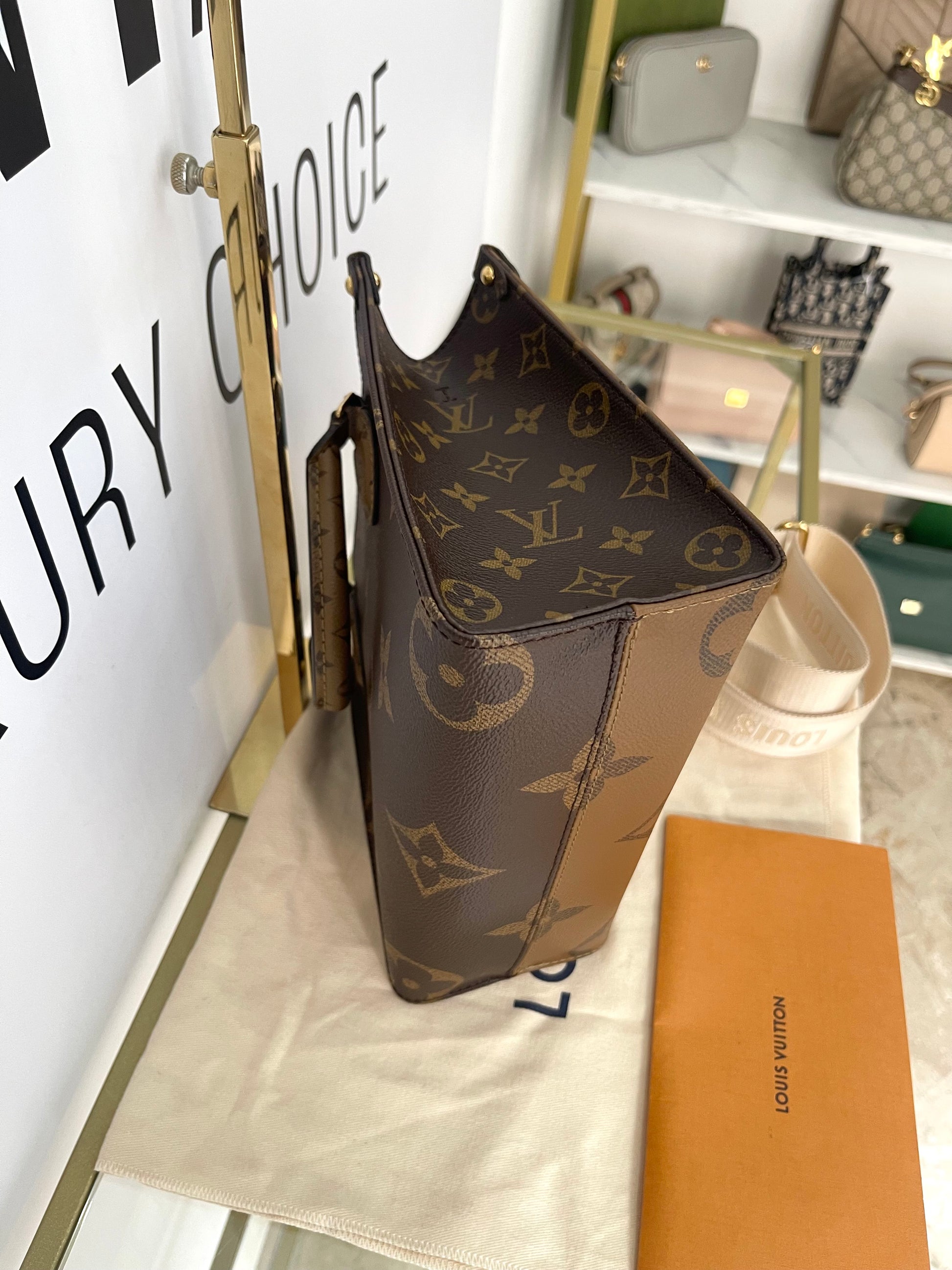 Borsa OnTheGo PM Monogram Reverse Giant Louis Vuitton