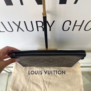 Pochette Voyage MM Monogram Eclipse Louis Vuitton