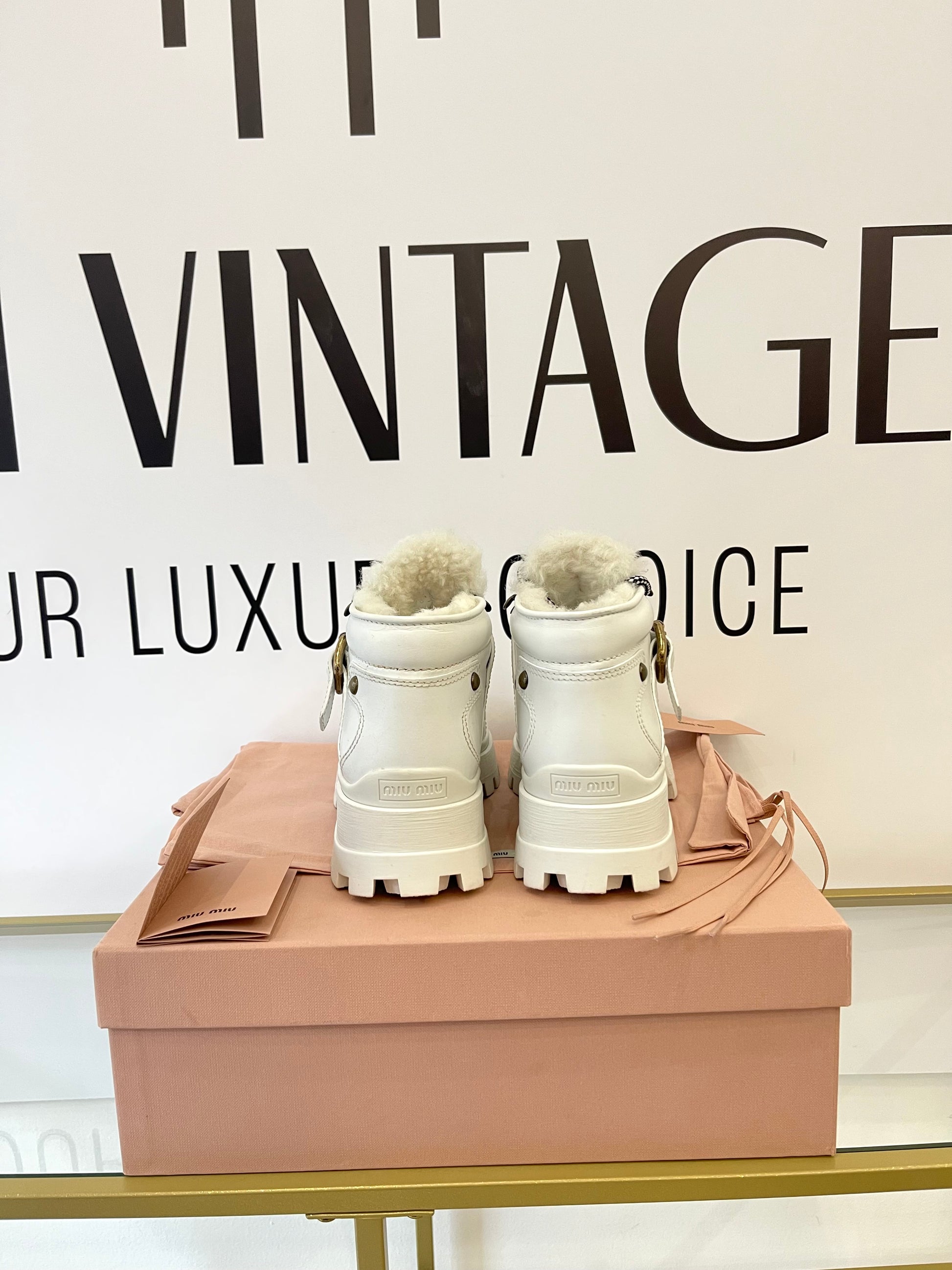 Stivaletti in pelle con shearling Miu Miu