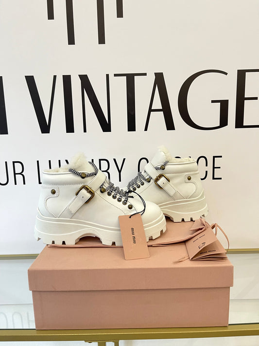 Stivaletti in pelle con shearling Miu Miu