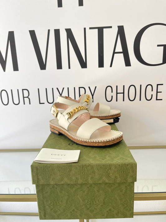 Sandali con dettaglio a catena Gucci