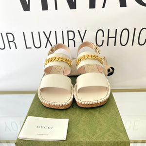 Sandali con dettaglio a catena Gucci