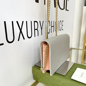 Pochette GG Marmont con catena Gucci