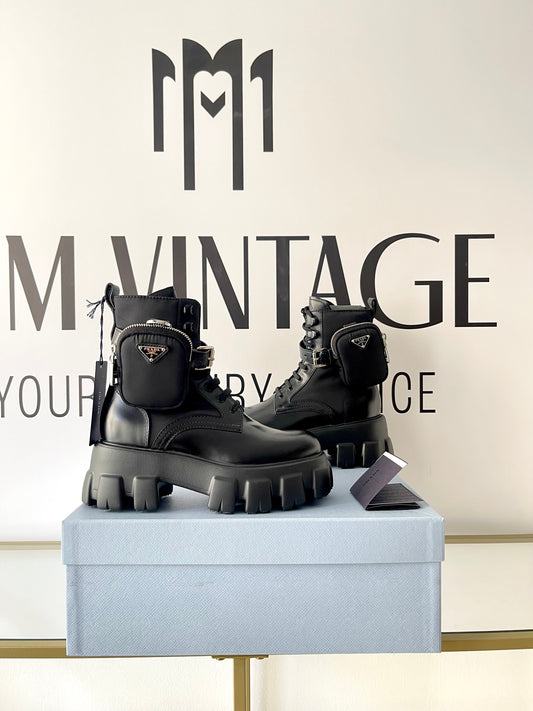 Stivaletti Monolith in pelle e Re-Nylon con pouch Prada