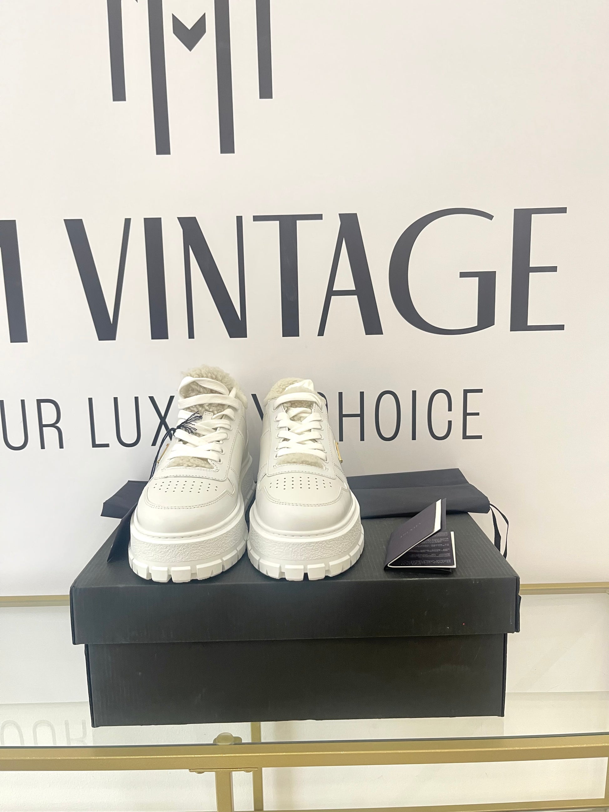 Sneakers donna con shearling Prada