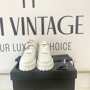 Sneakers donna con shearling Prada