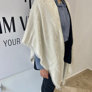 Scialle in lana e seta Jacquard con motivo GG bianco Gucci