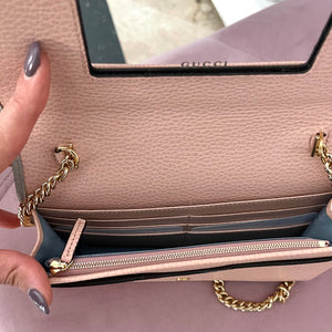 Pochette GG Marmont con catena Gucci