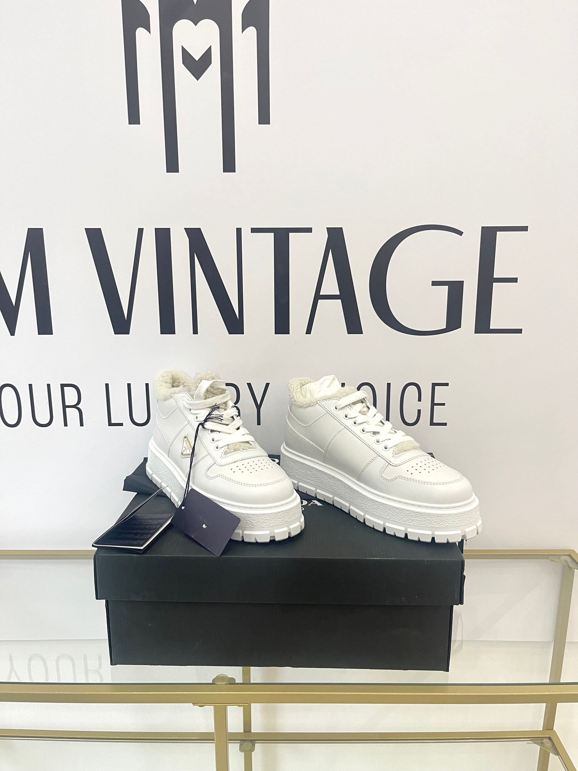 Sneakers donna con shearling Prada