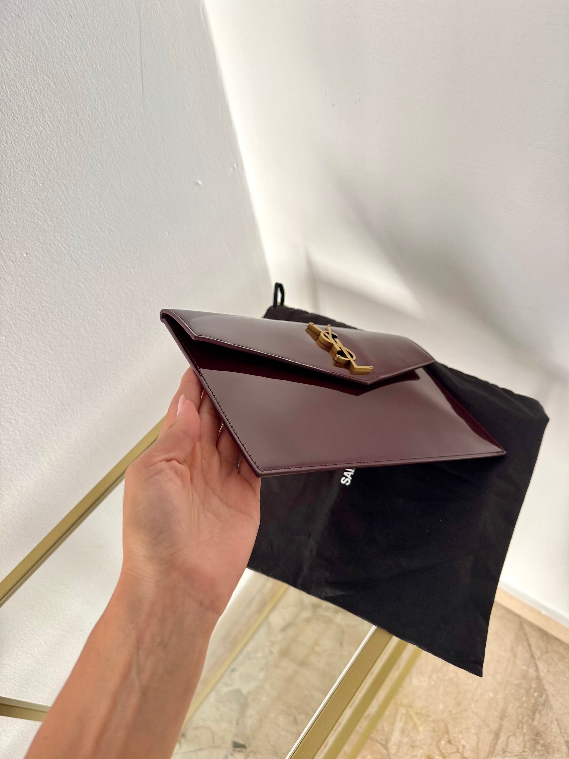 Pochette Uptown in pelle verniciata Saint Laurent