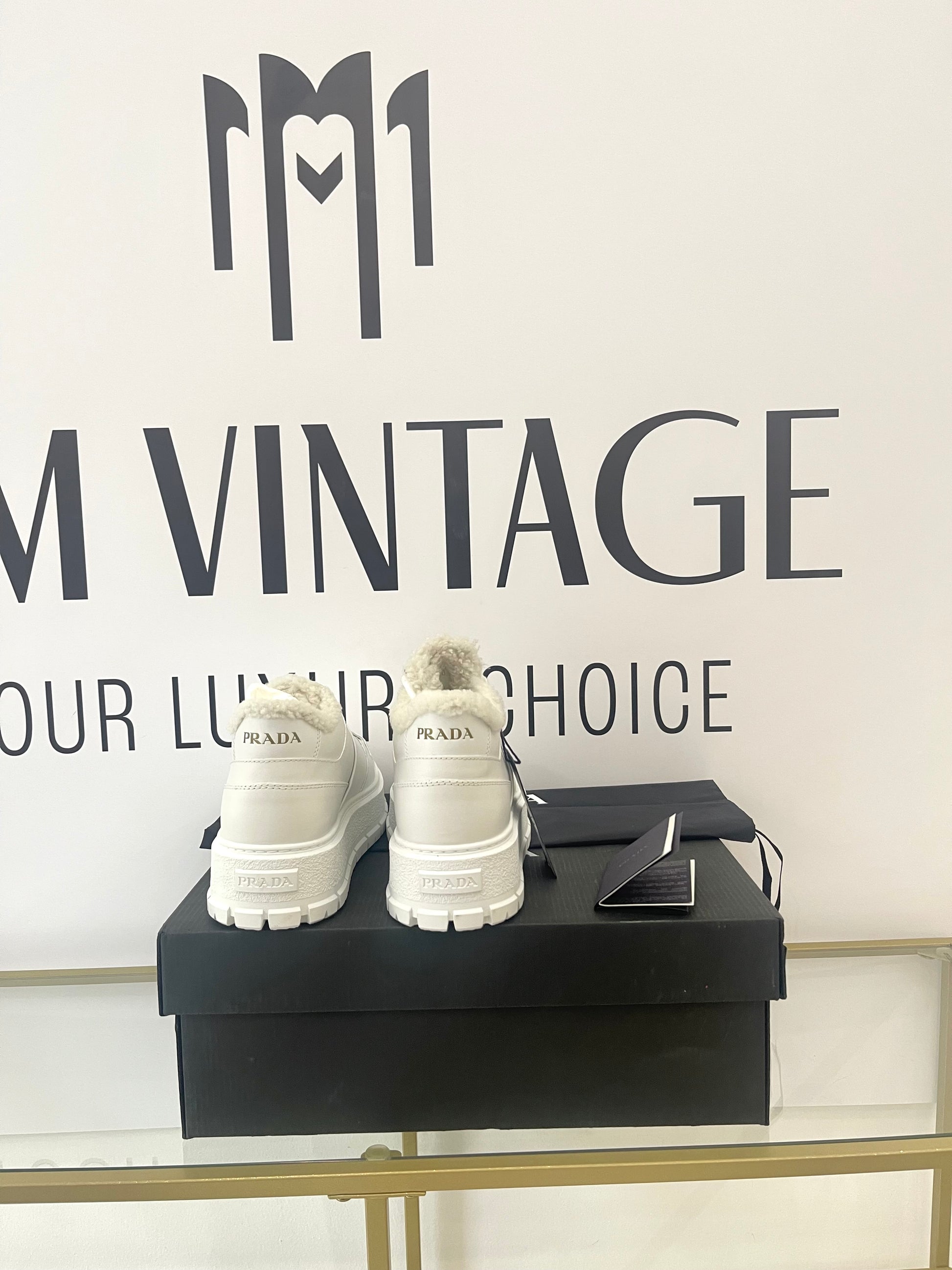 Sneakers donna con shearling Prada