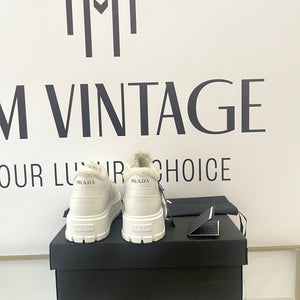 Sneakers donna con shearling Prada