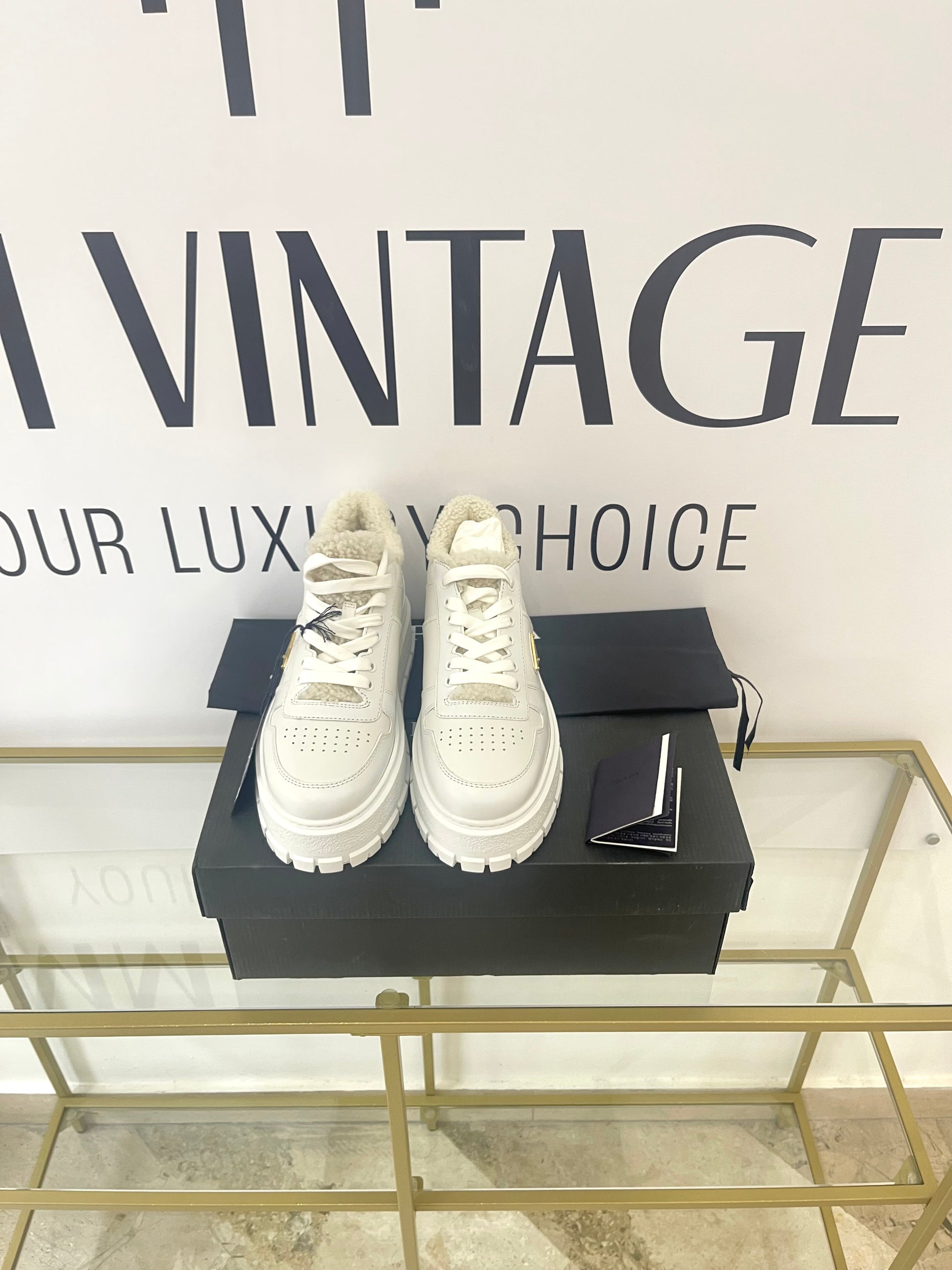 Sneakers donna con shearling Prada