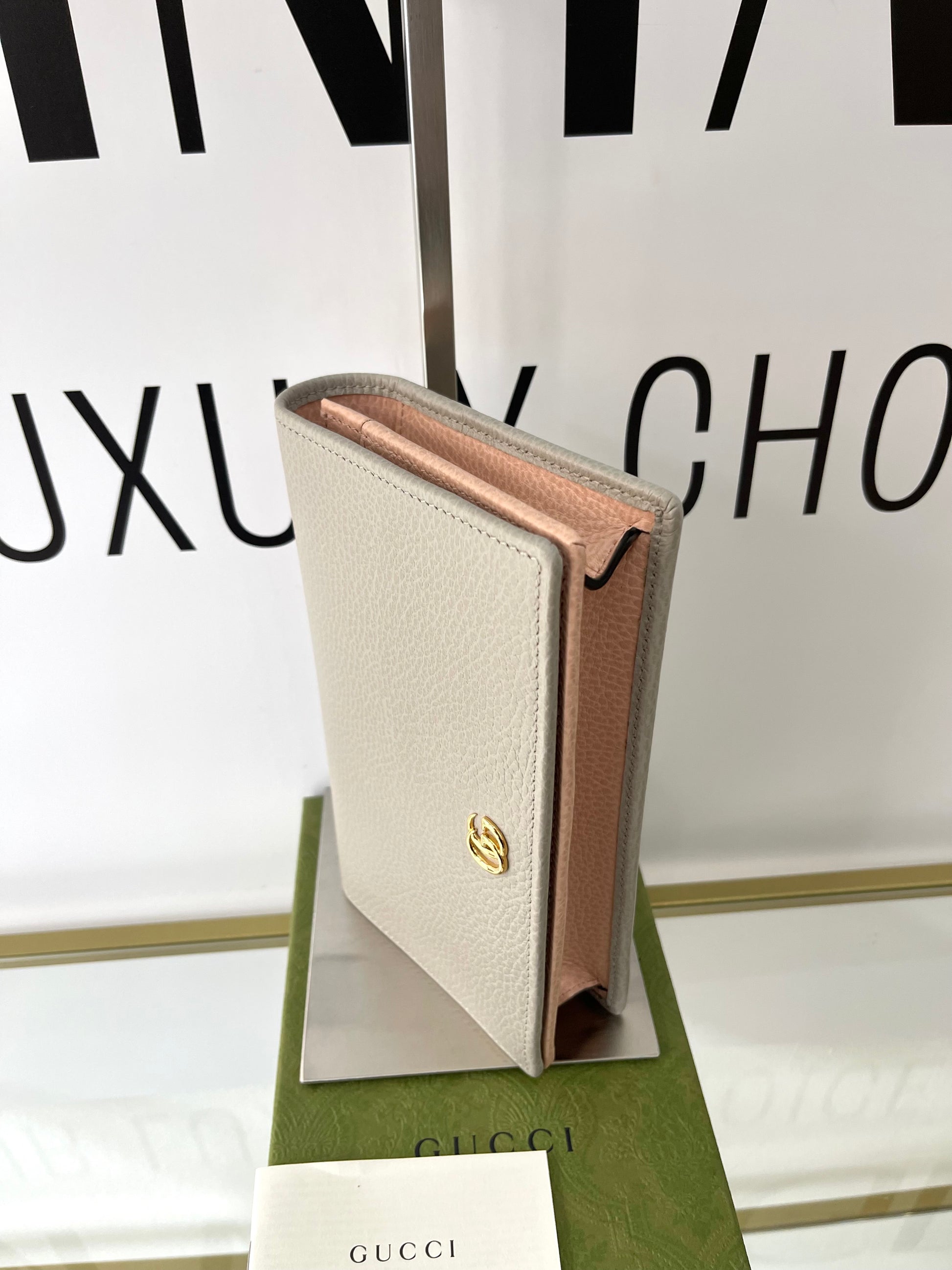 Pochette GG Marmont con catena Gucci