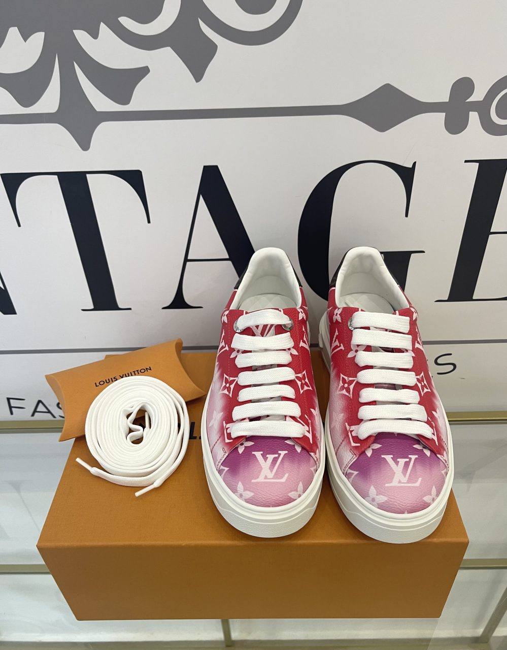 Sneaker Time Out Monogram red/pink Louis Vuitton