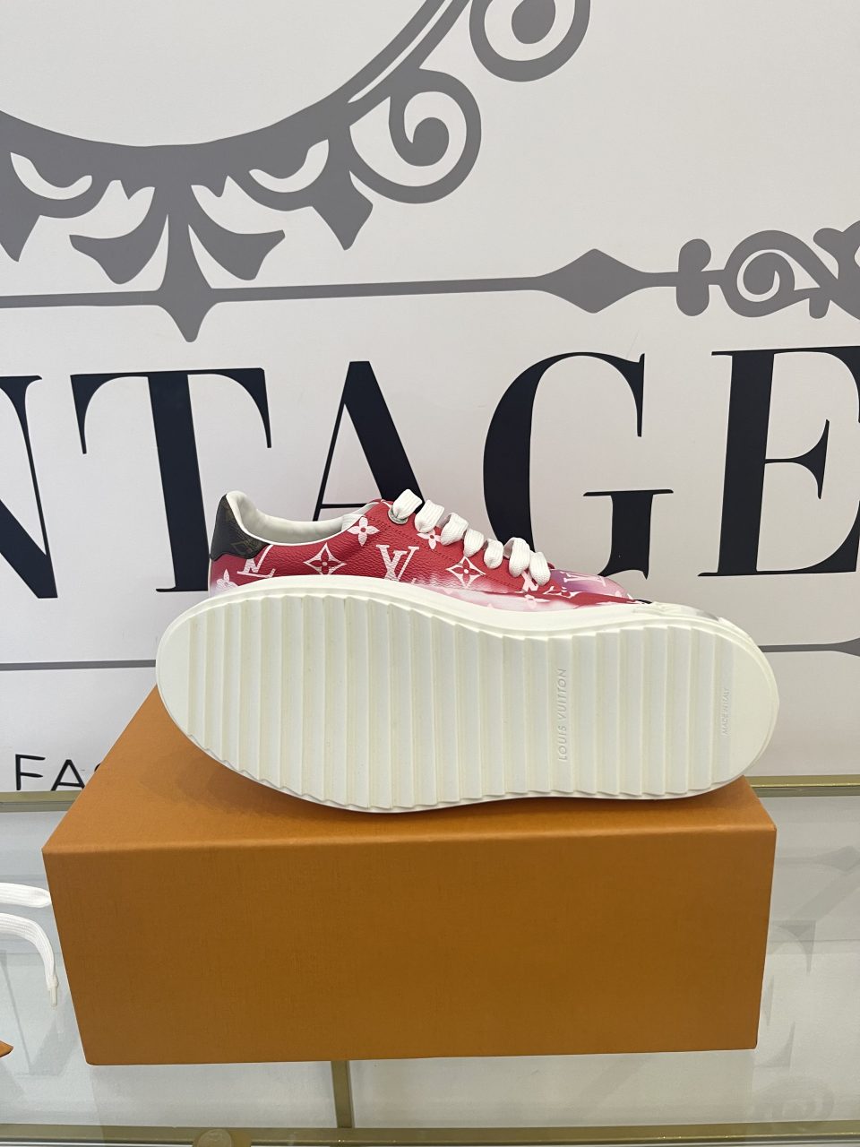 Sneaker Time Out Monogram red/pink Louis Vuitton