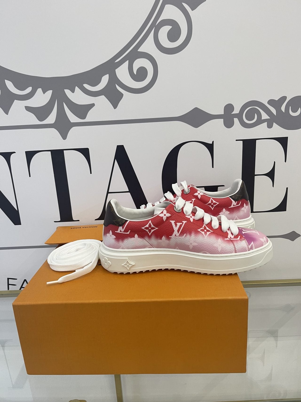 Sneaker Time Out Monogram red/pink Louis Vuitton