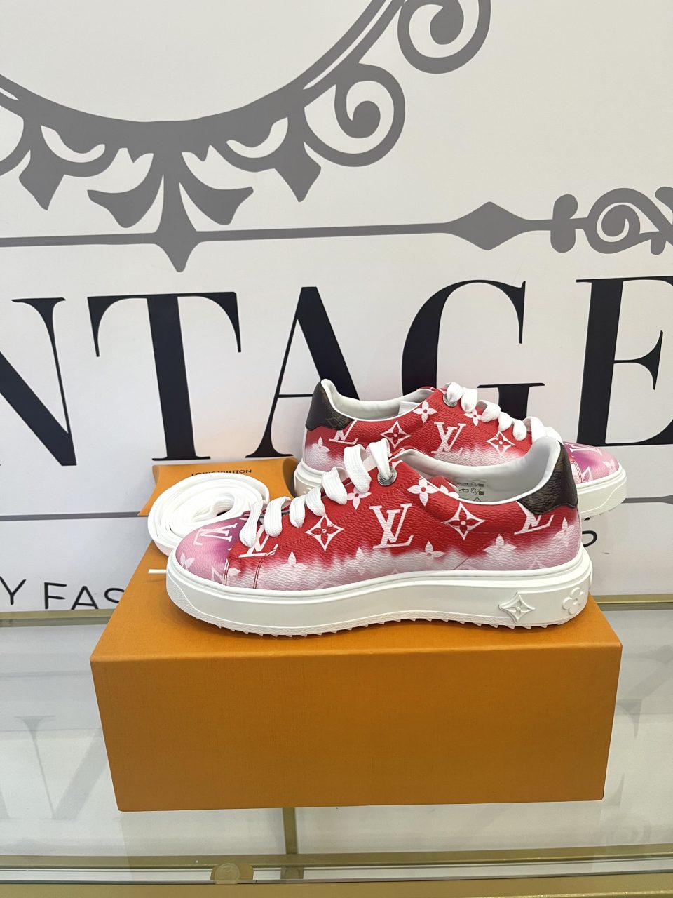 Sneaker Time Out Monogram red/pink Louis Vuitton