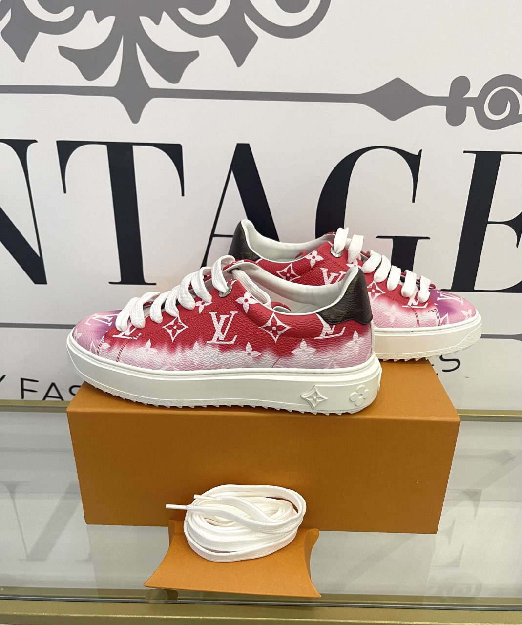 Sneaker Time Out Monogram red/pink Louis Vuitton